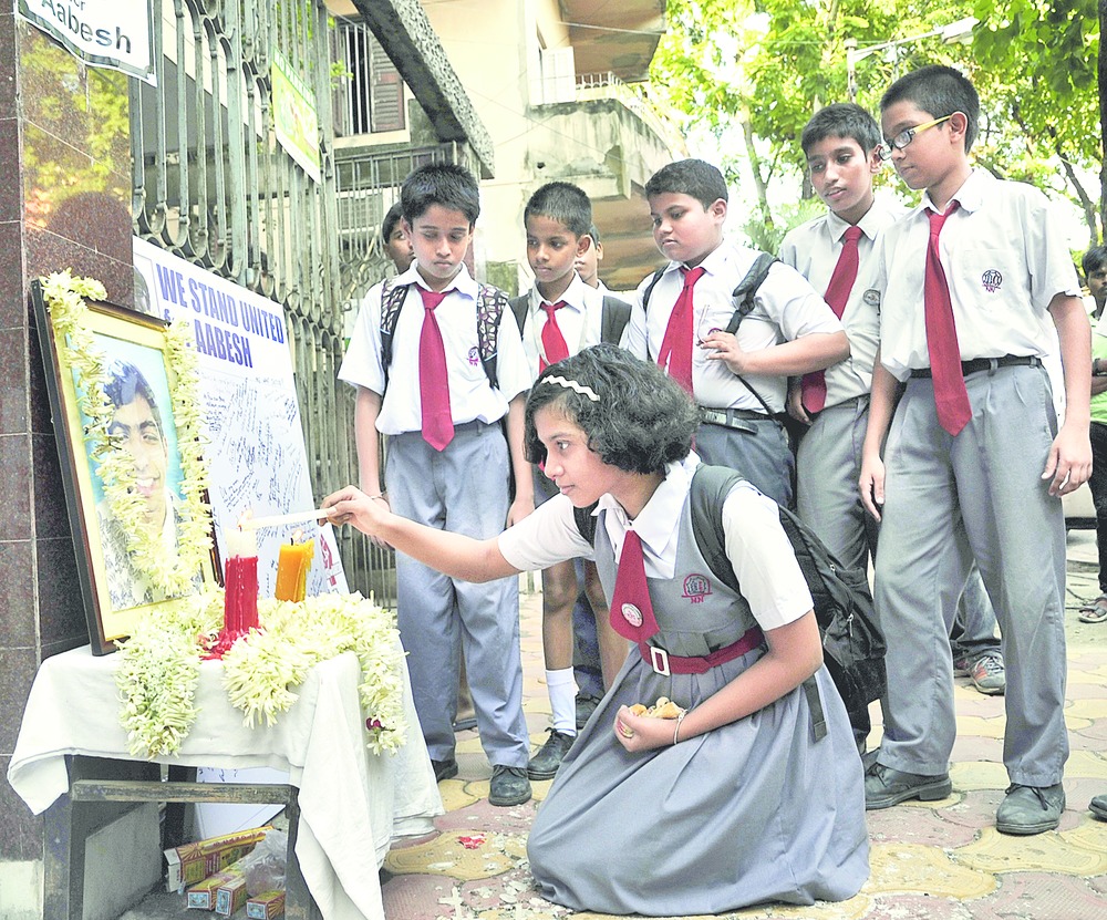 Schoolchildren pay their tributes to the departed soul